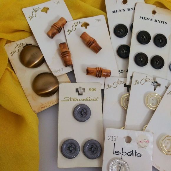 Assorted Vintage Sewing Button Cards - Picture 4 of 6